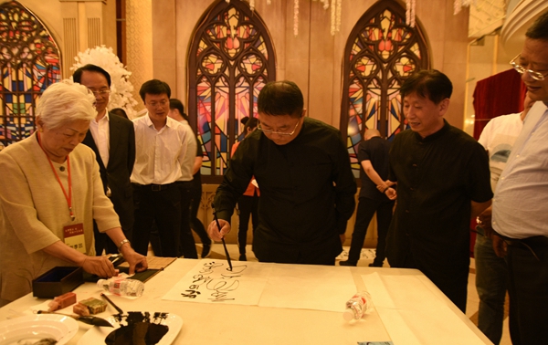 17晚会笔会现场.jpg 17晚会笔会现场.jpg