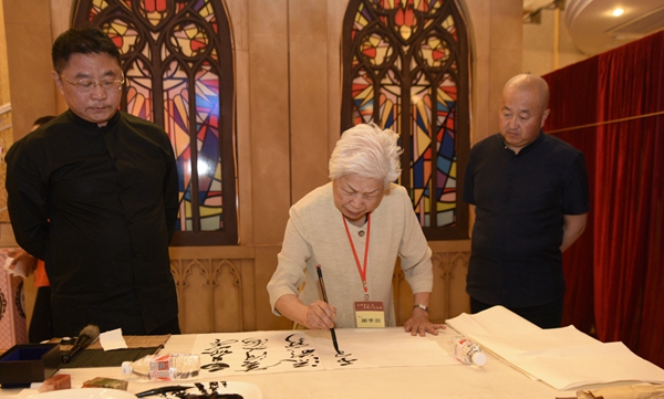 18晚会笔会现场.jpg 18晚会笔会现场.jpg