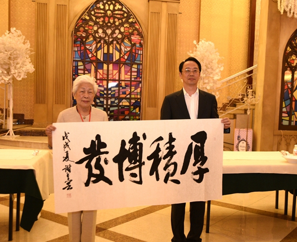 28晚会笔会现场.jpg 28晚会笔会现场.jpg