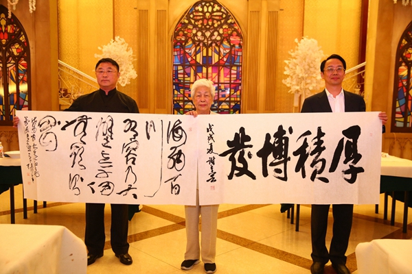 26晚会笔会现场.jpg 26晚会笔会现场.jpg