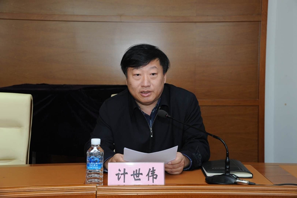 省文联党组成员、副主席计世伟主持开班式.jpg