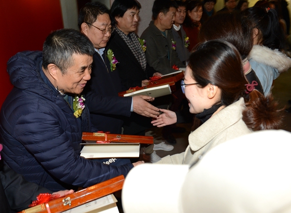 11为获奖作者颁发奖品、证书、作品集.jpg 11为获奖作者颁发奖品、证书、作品集.jpg