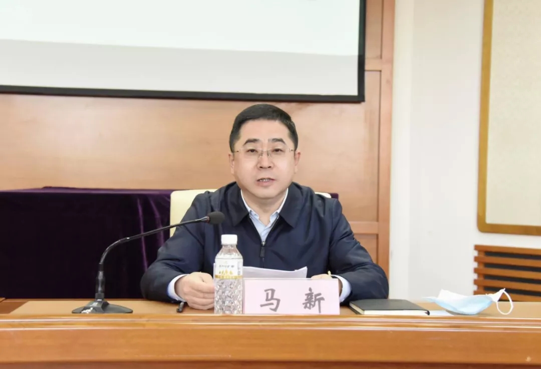 马新主持宣讲报告会.jpg