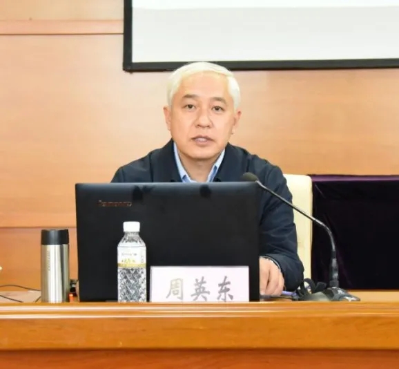 周英东作宣讲报告.jpg