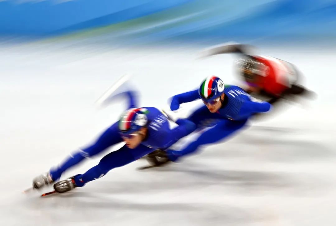 北京冬奥会短道速滑比赛中,冰场魅影2.jpg
