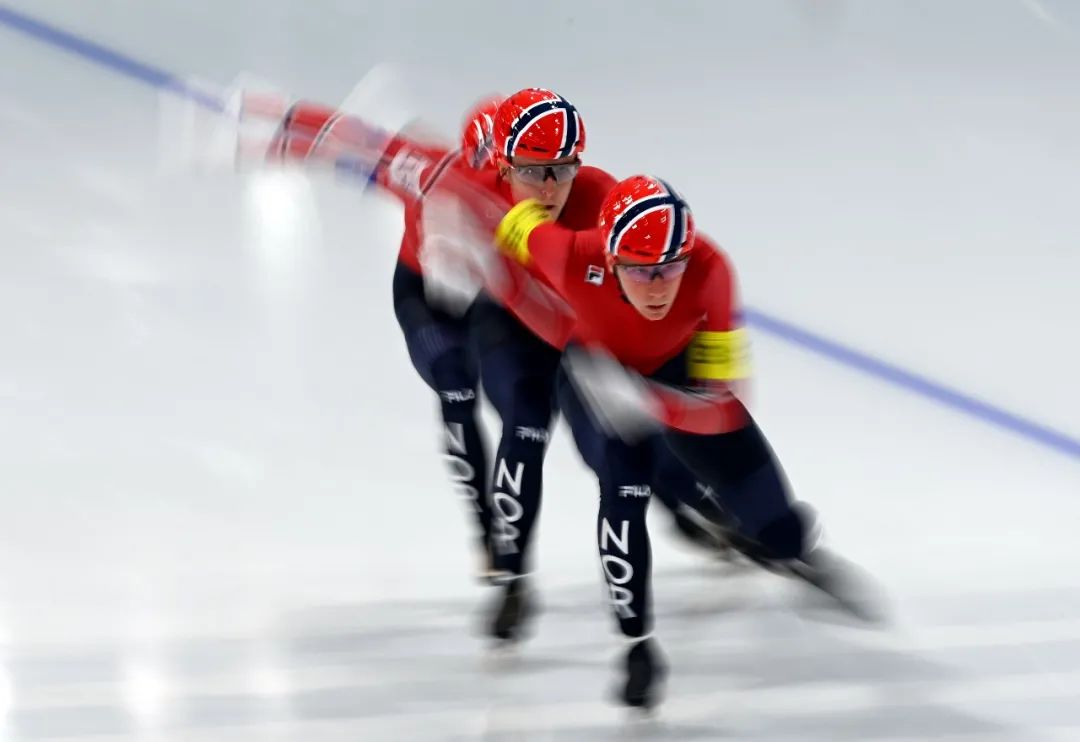 2月13日,在北京冬奥会速度滑冰女子团体追逐比赛中,挪威女队奋力滑行.jpg