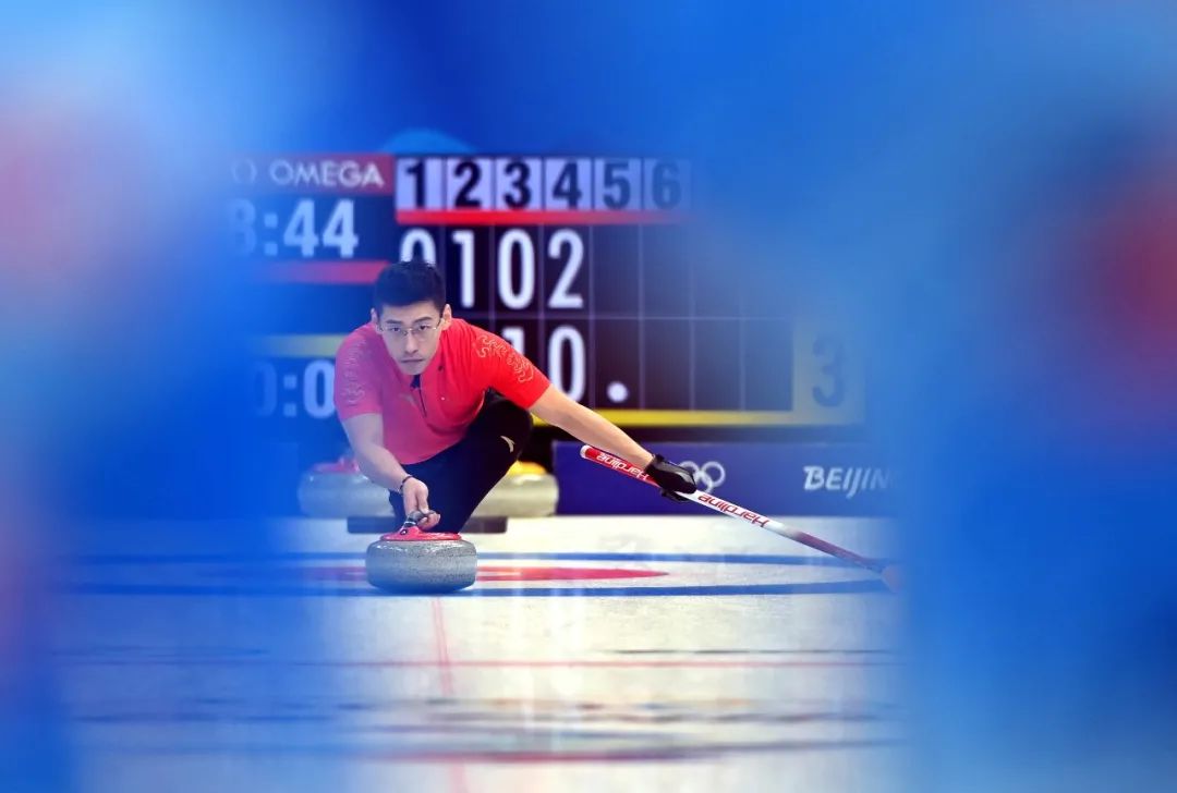 2月5日冰壶混合比赛中,中国队对阵美国队.jpg