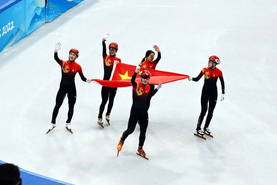 2月5日,中国队夺得短道速滑2000米混合团体接力冠军,.jpg