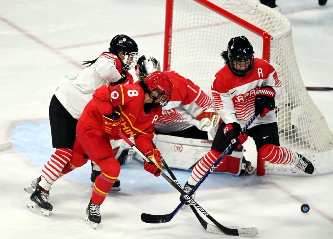 2月6日,在冬奥会女子冰球的比赛中,中国队以2-1战胜日本队.jpg