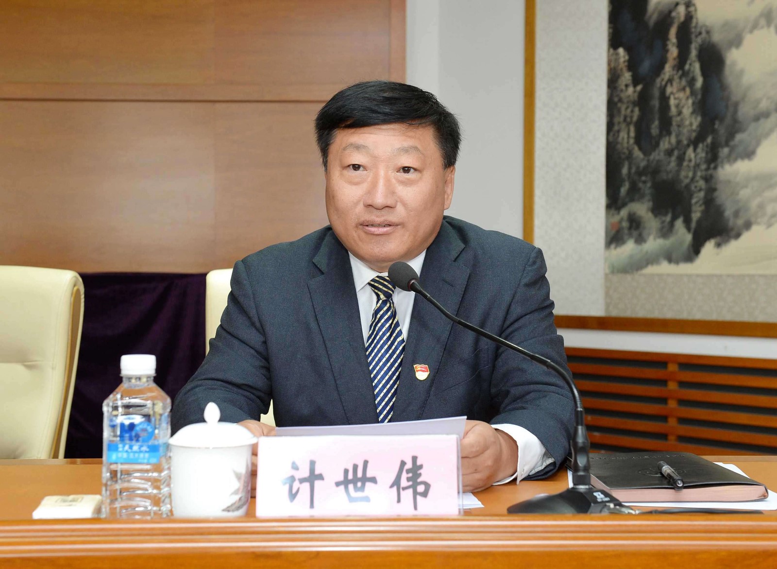 3.省文联副主席、党组成员计世伟主持会议.jpg