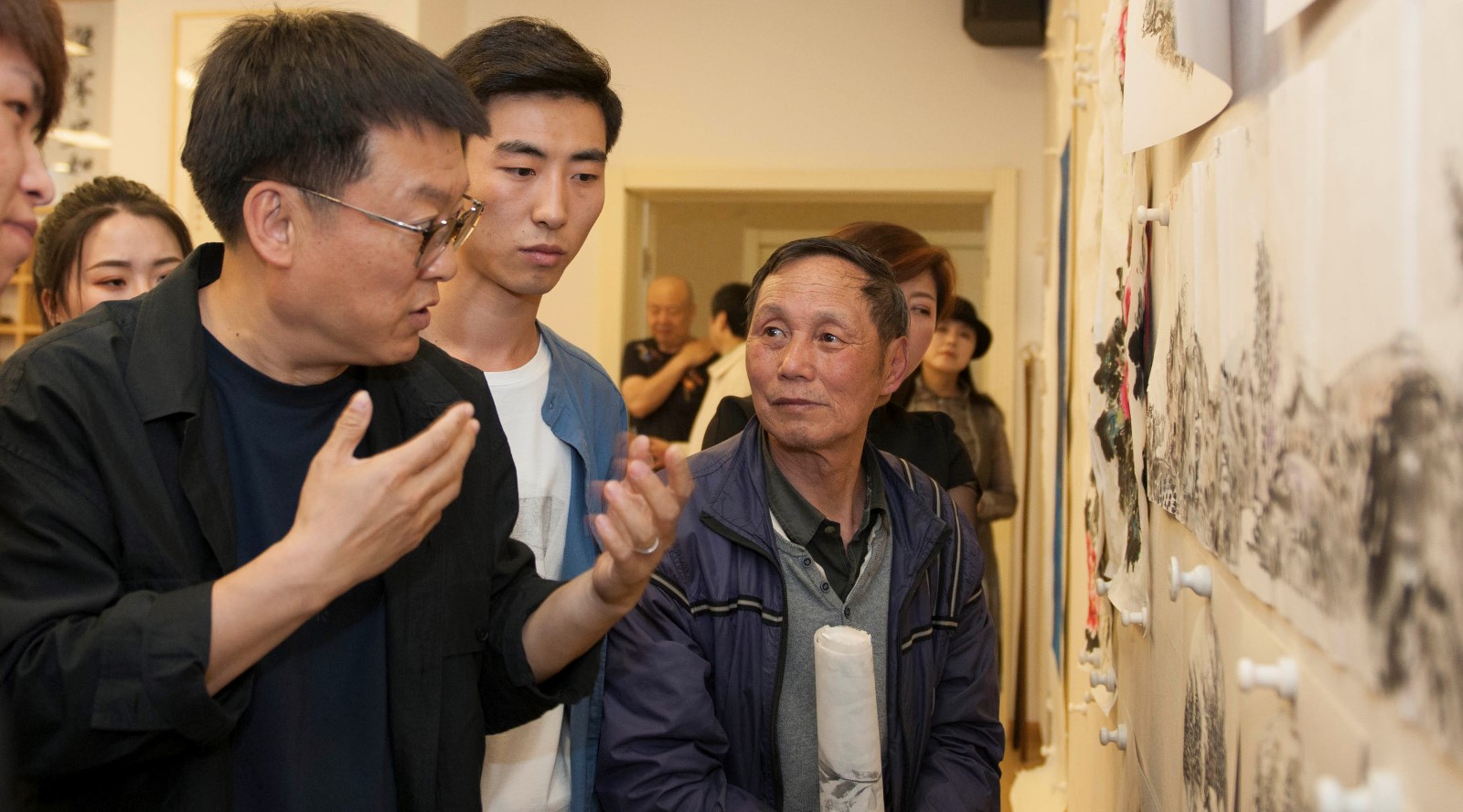 省美协副主席李岗与美术爱好者交流.jpg