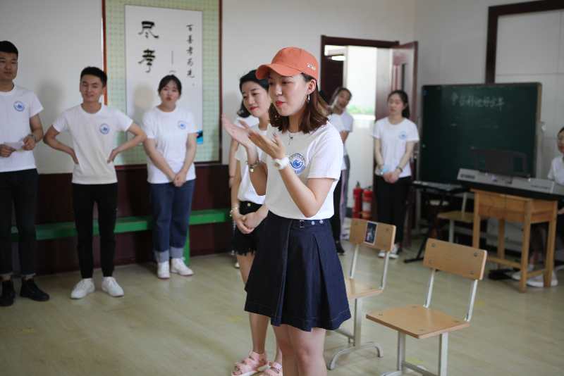 志愿者与孩子们互动.jpg