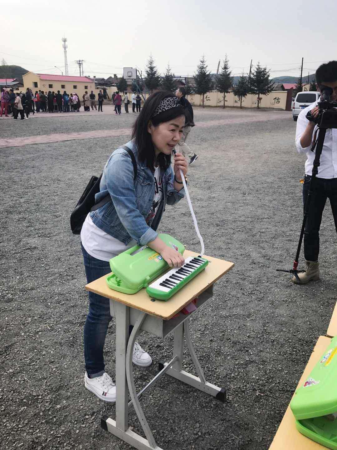 王兰序老师为孩子们讲解口风琴.jpg