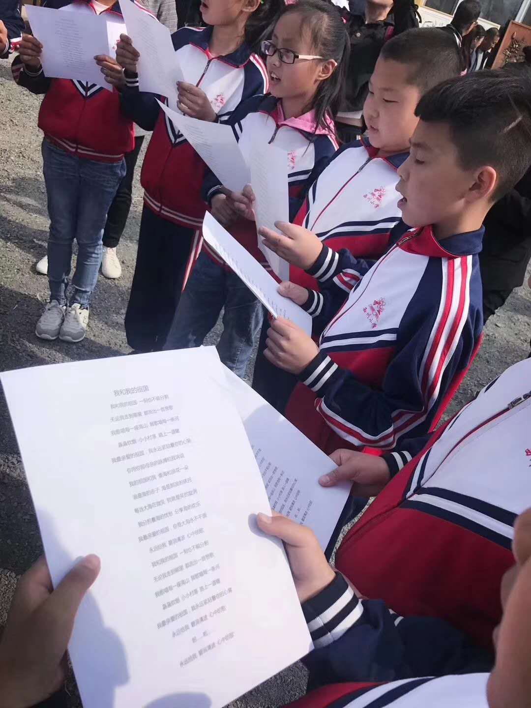 孩子们在助教老师的耐心指导下，学会了演唱《我和我的祖国》.jpg