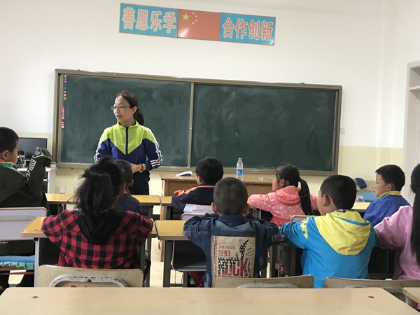 学生们聚精会神的聆听民俗故事.jpg