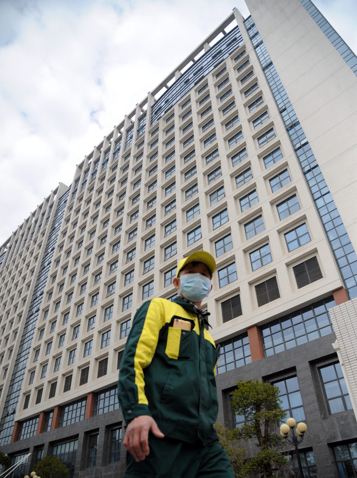 武汉协和医院西院院内，一名清洁工步履匆匆地前往工作地点收集垃圾。在疫情最严重的时候，武汉协和医院西院内医疗垃圾转运工作需要大批清洁人员.JPG
