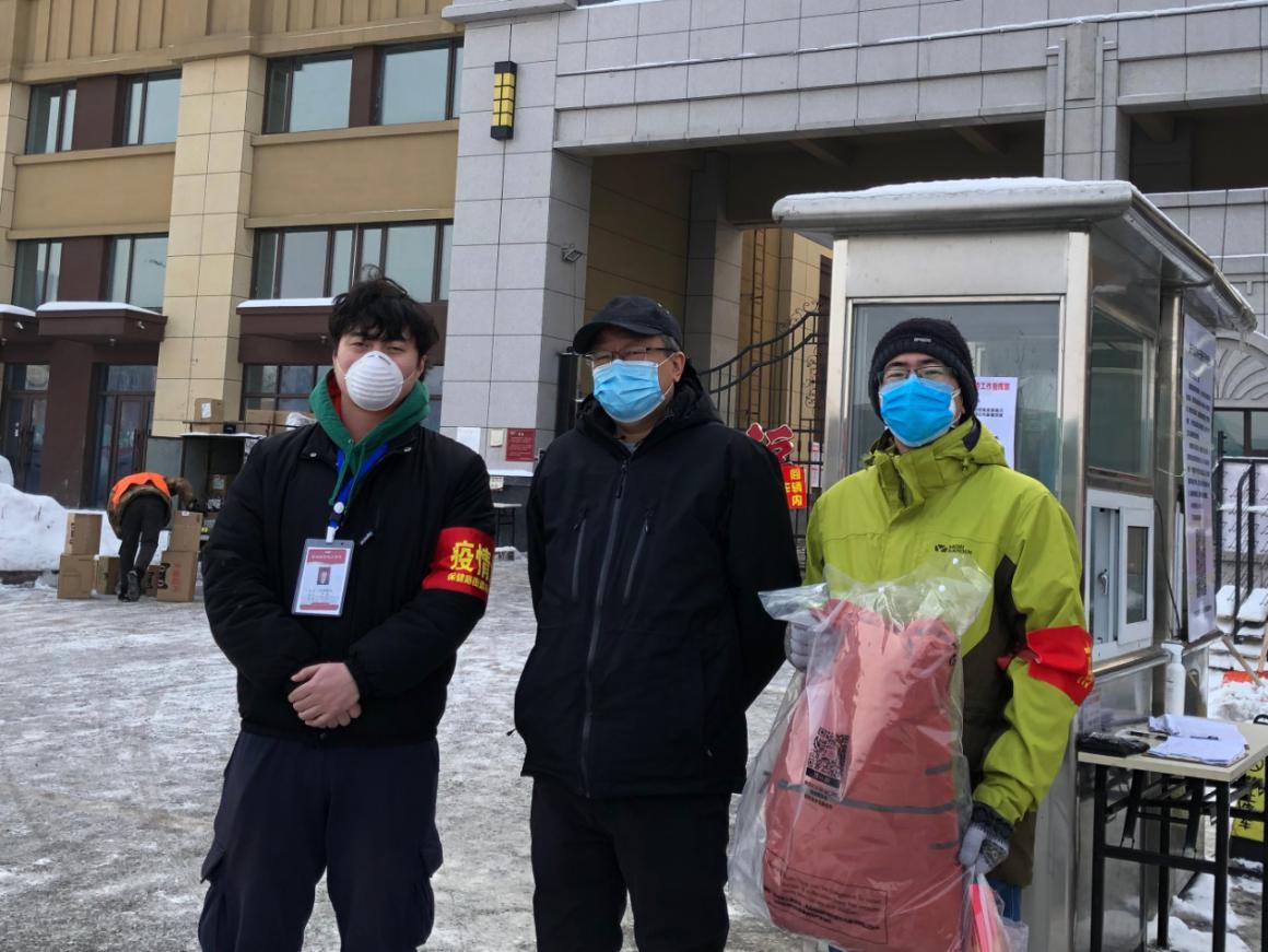 韩会峰为下沉到鲁商松江新城社区的郭志强送上防护用品.jpg