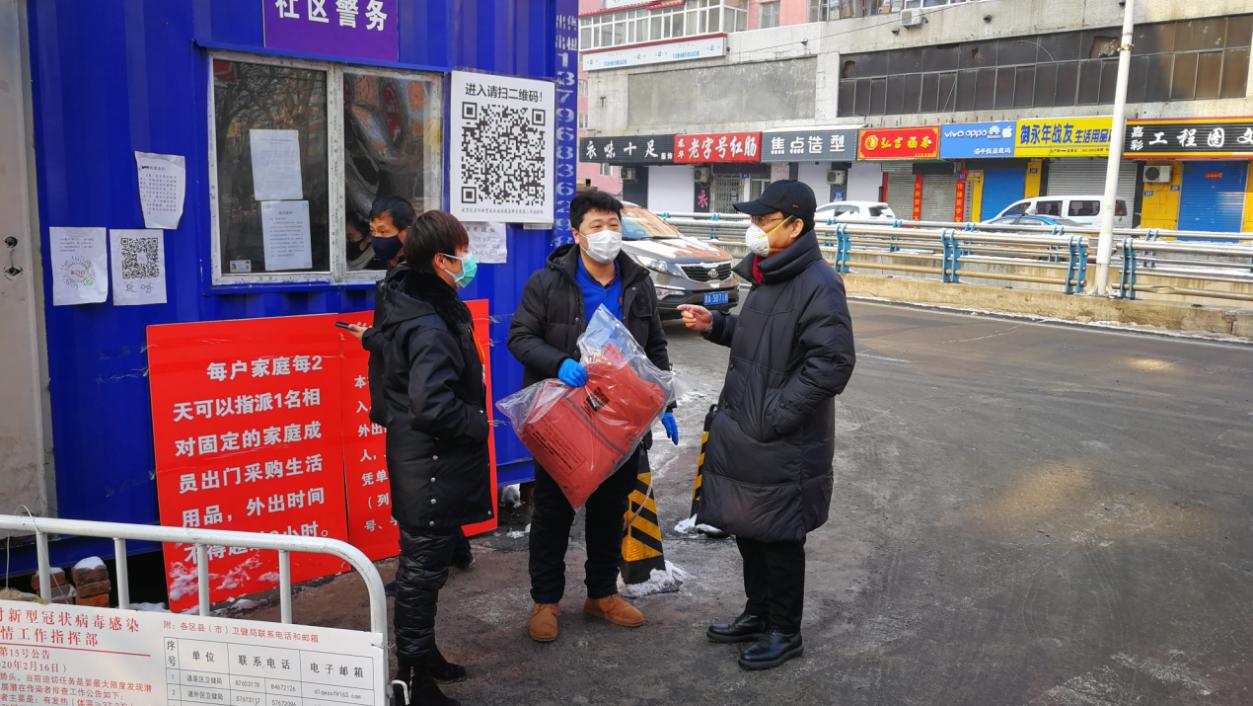 杨殿军向下沉到抚安社区的刘士伟了解工作情况.jpg