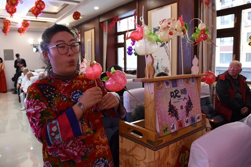 民间文艺家表演吹糖人.JPG