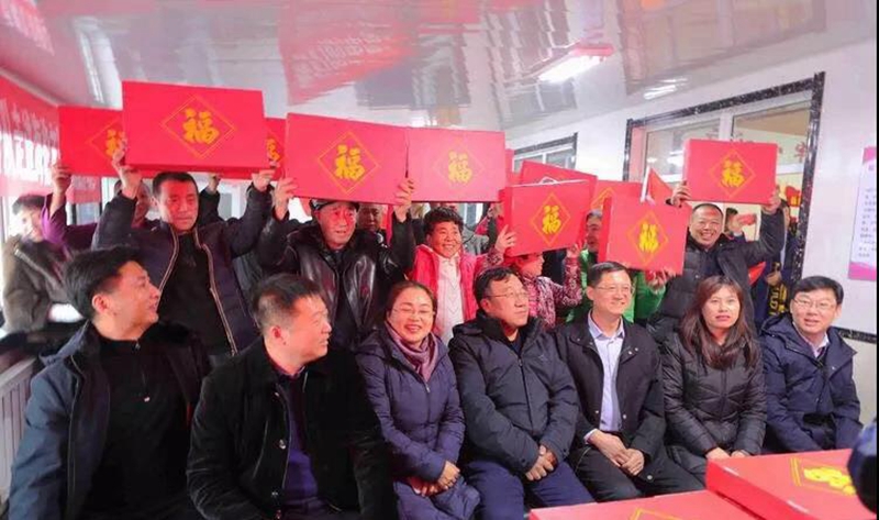 小分队向当地村民赠送“新春祥瑞包”.jpg
