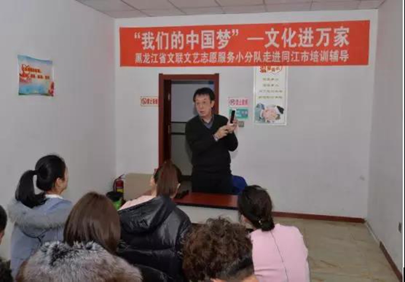 摄影家为社区群众培训辅导.jpg