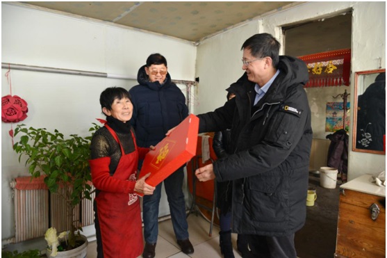 走访贫困户岳勇家.jpg