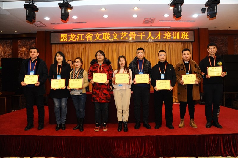 9、为学员代表颁发结业证书.jpg