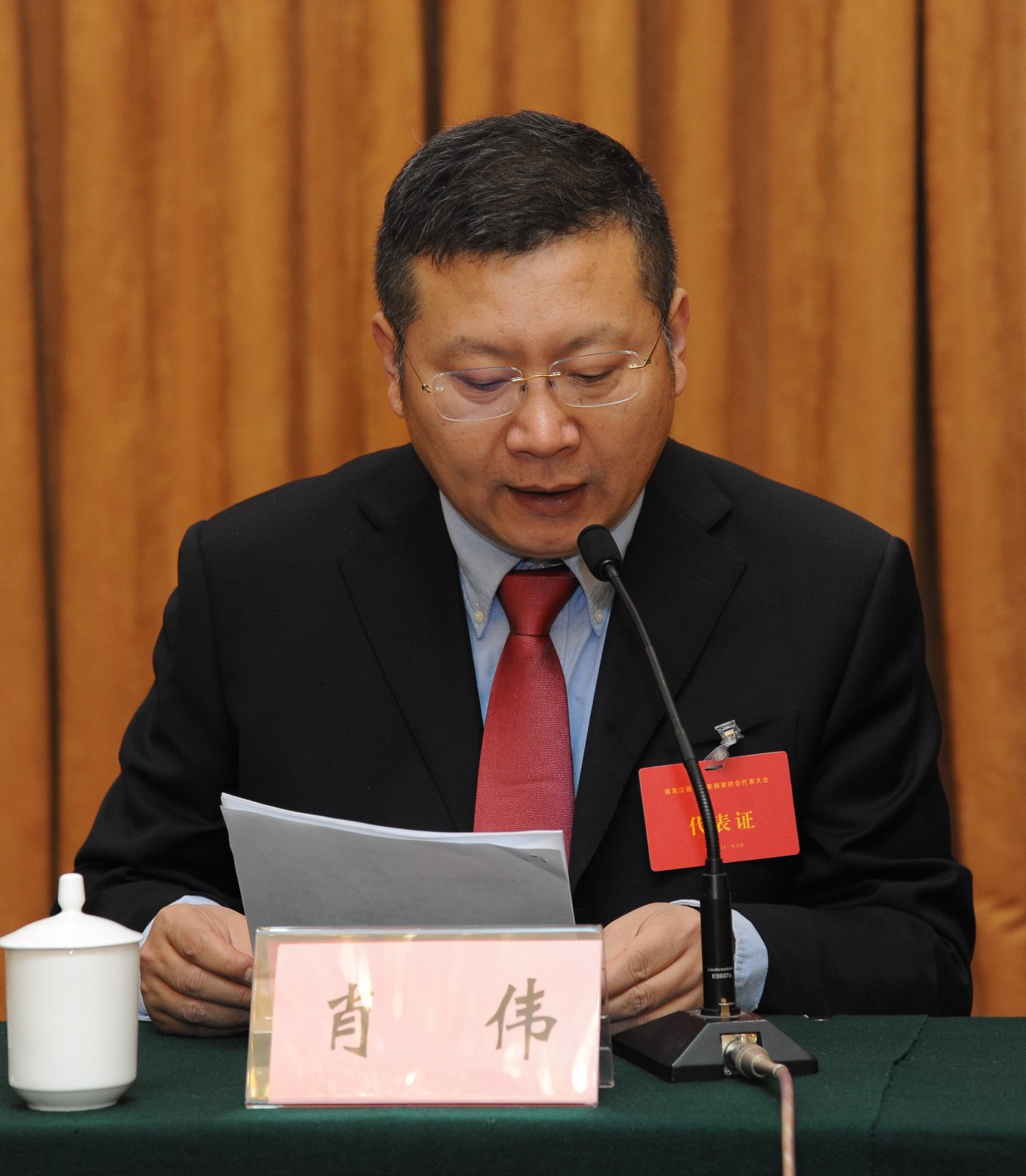 2第四届省影协副主席肖伟作工作报告.JPG