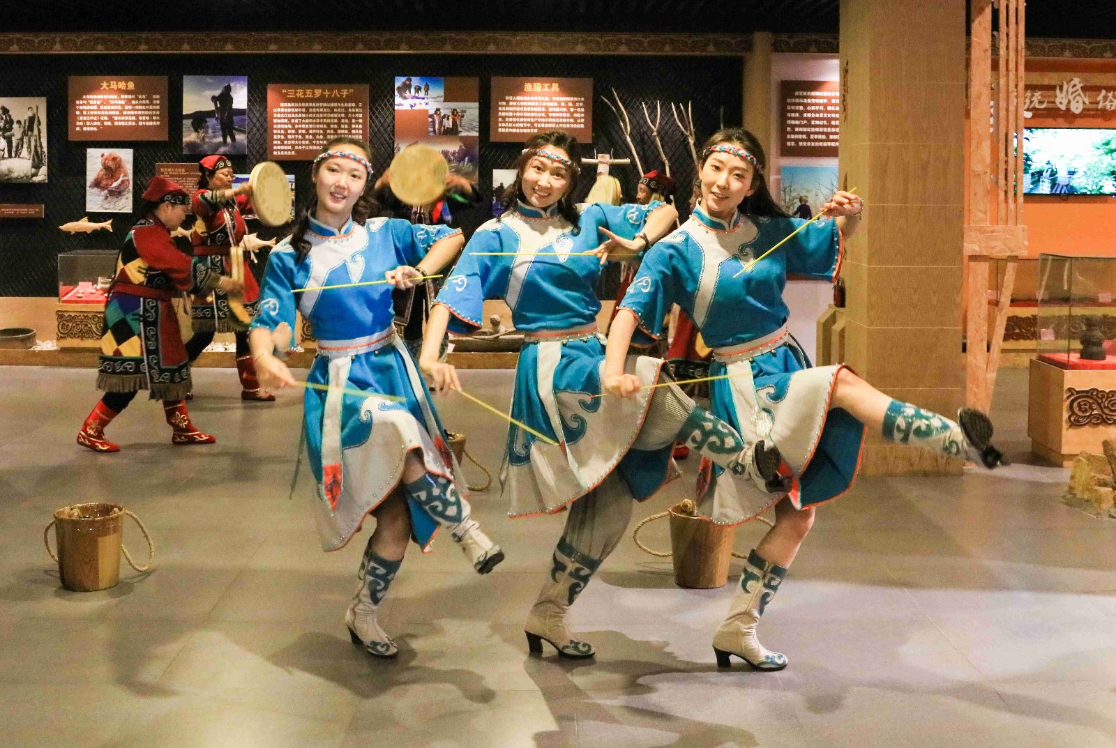 抚远市乌苏镇抓吉赫哲新村青年表演赫哲族舞蹈.jpg