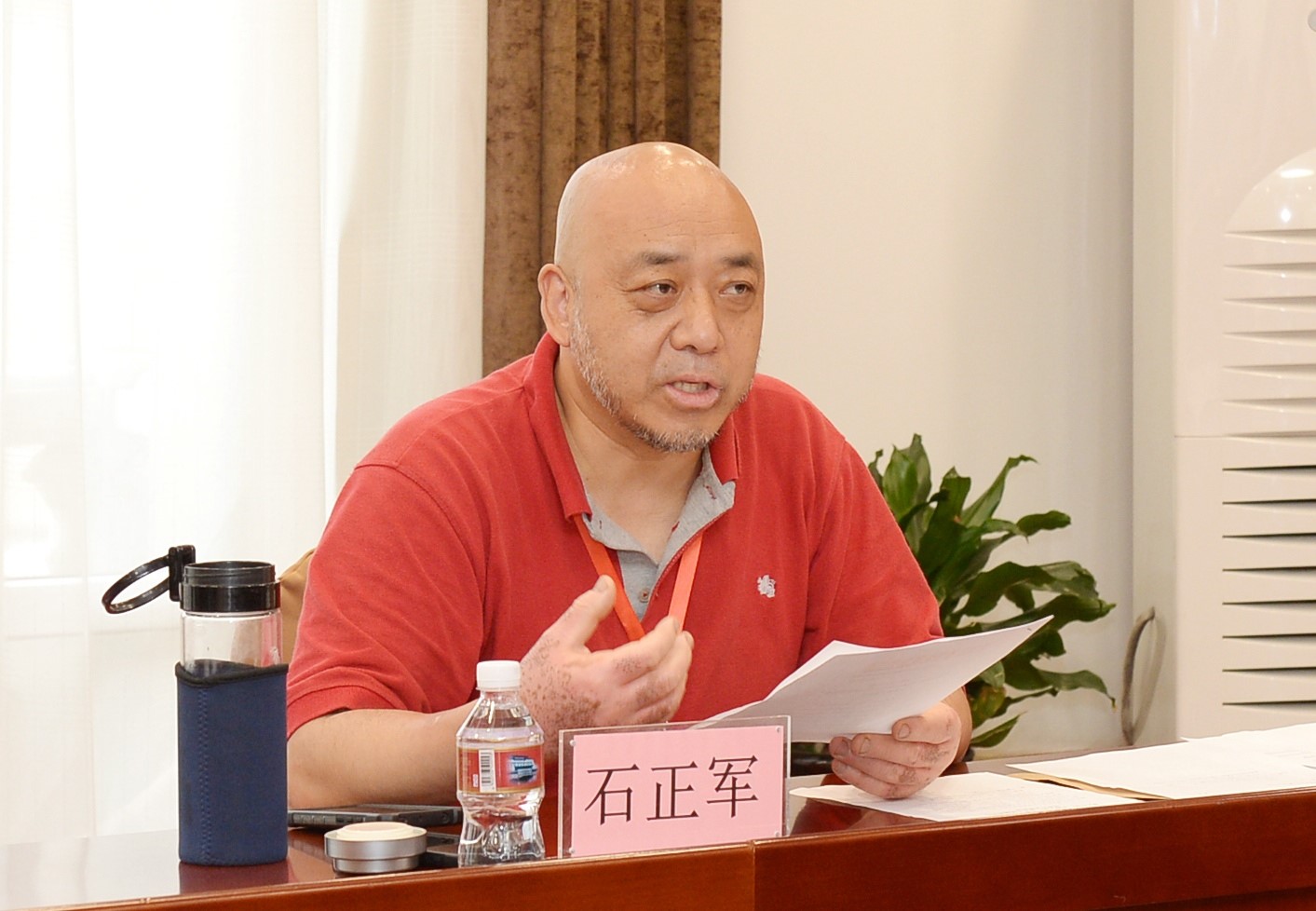 21石正军宣读文件.jpg