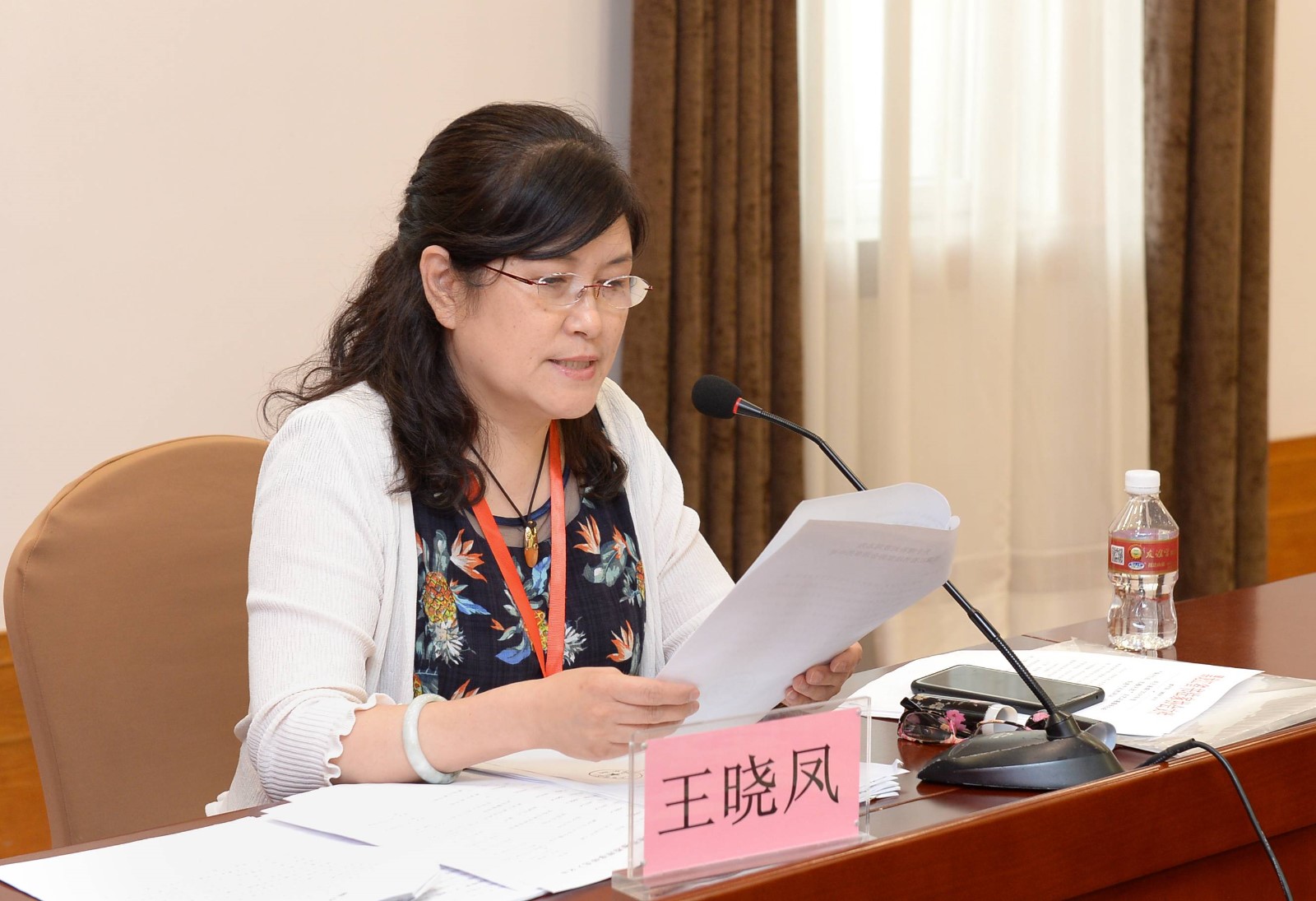 20王晓凤宣读文件.jpg