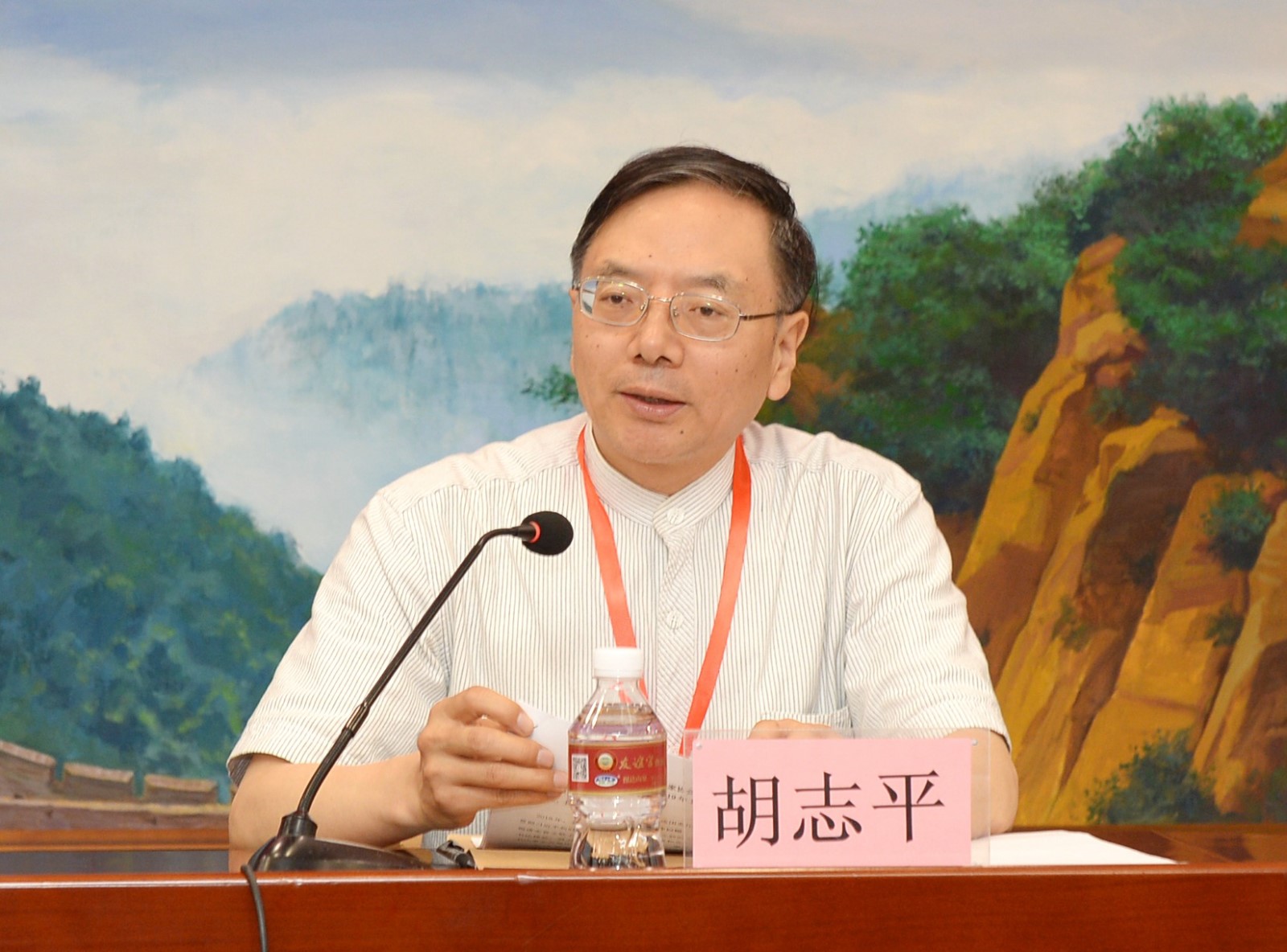 19胡志平宣读文件.jpg