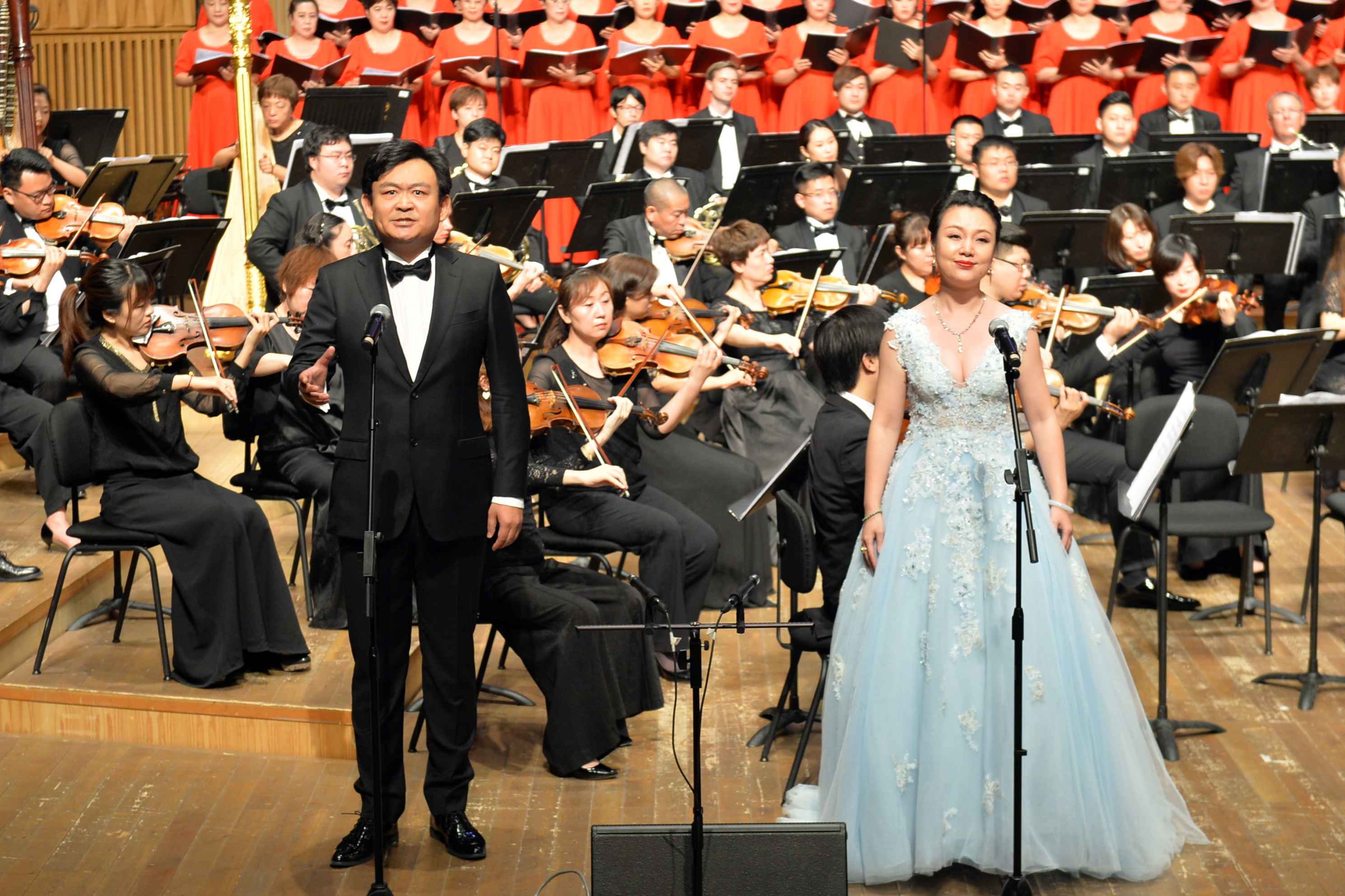 6.赵玉龙、霍元圆演唱《不忘初心》.jpg