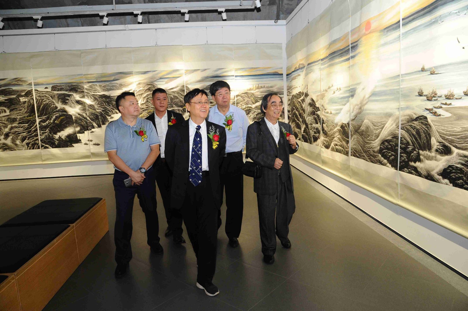 2.领导参观展览.jpg