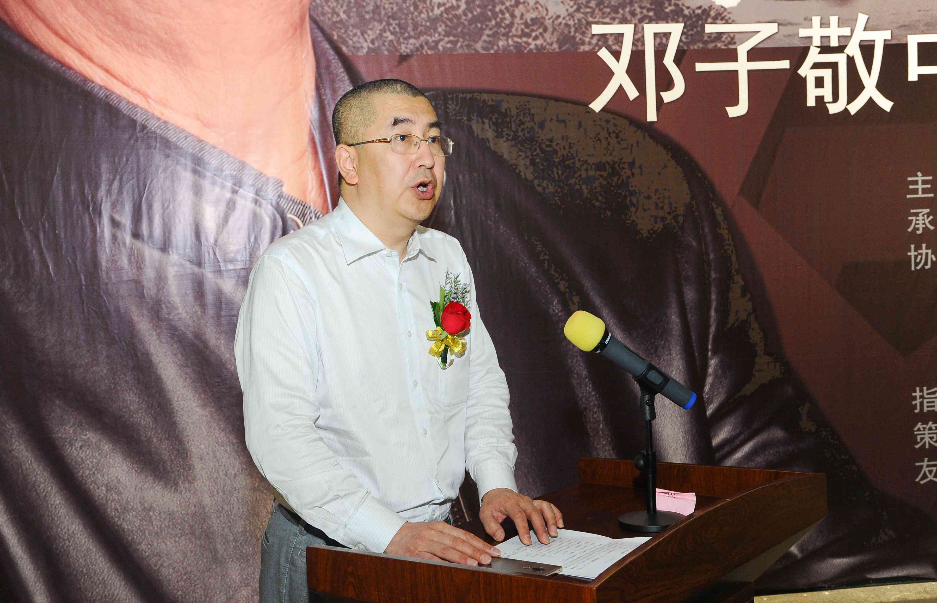 5.黑龙江省美协驻会副主席、秘书长李振宇主持开幕式.jpg