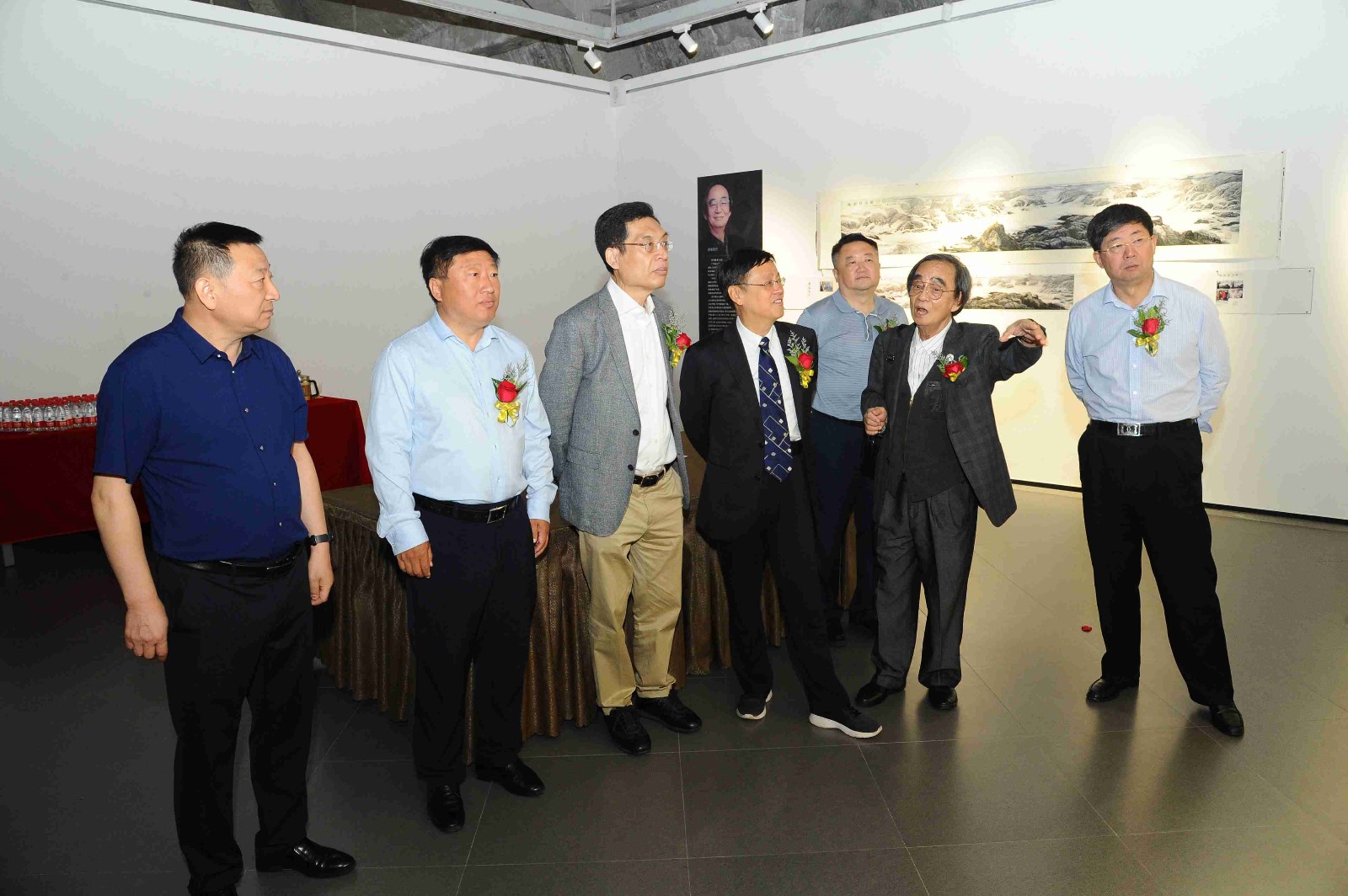 1.黑龙江省政协党组副书记、常务副主席吕维峰，黑龙江省政协原副主席杜吉明，黑龙江省文联党组书记杨殿军等领导参观展览.jpg