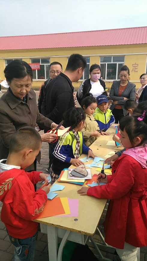 孩子们体验剪纸艺术的乐趣.JPG