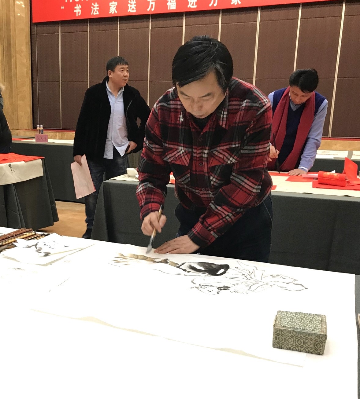 14刘文华现场作画.jpg