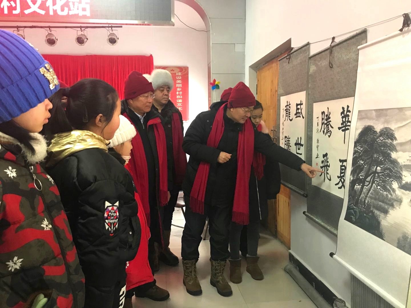 43吴占良为小学生讲评作品.jpg