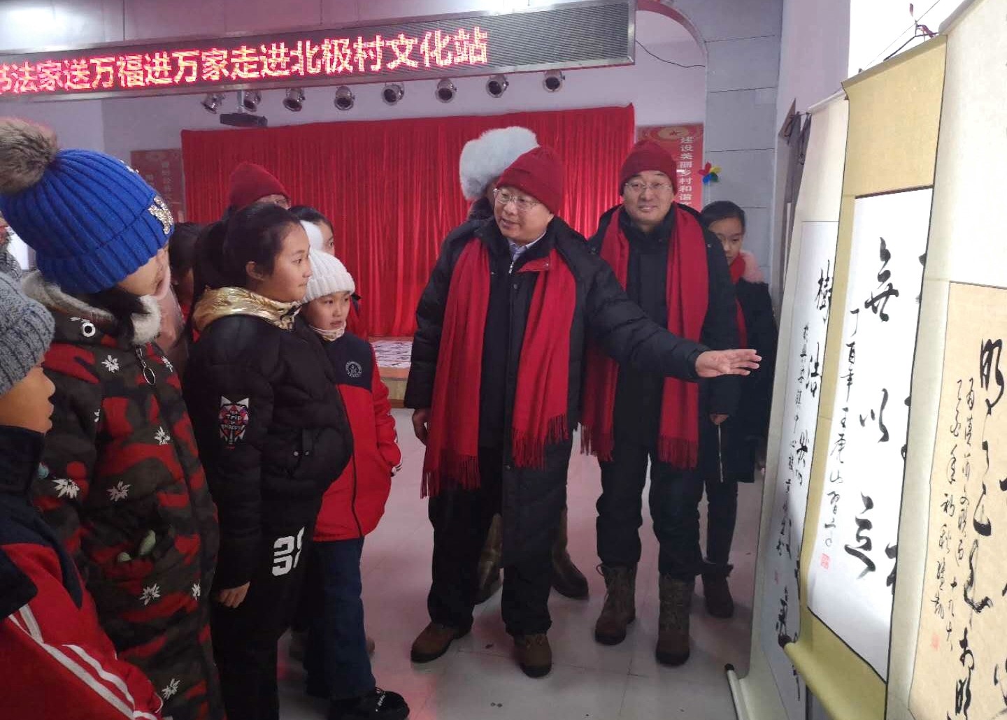 44张戈为小学生讲评作品.jpg