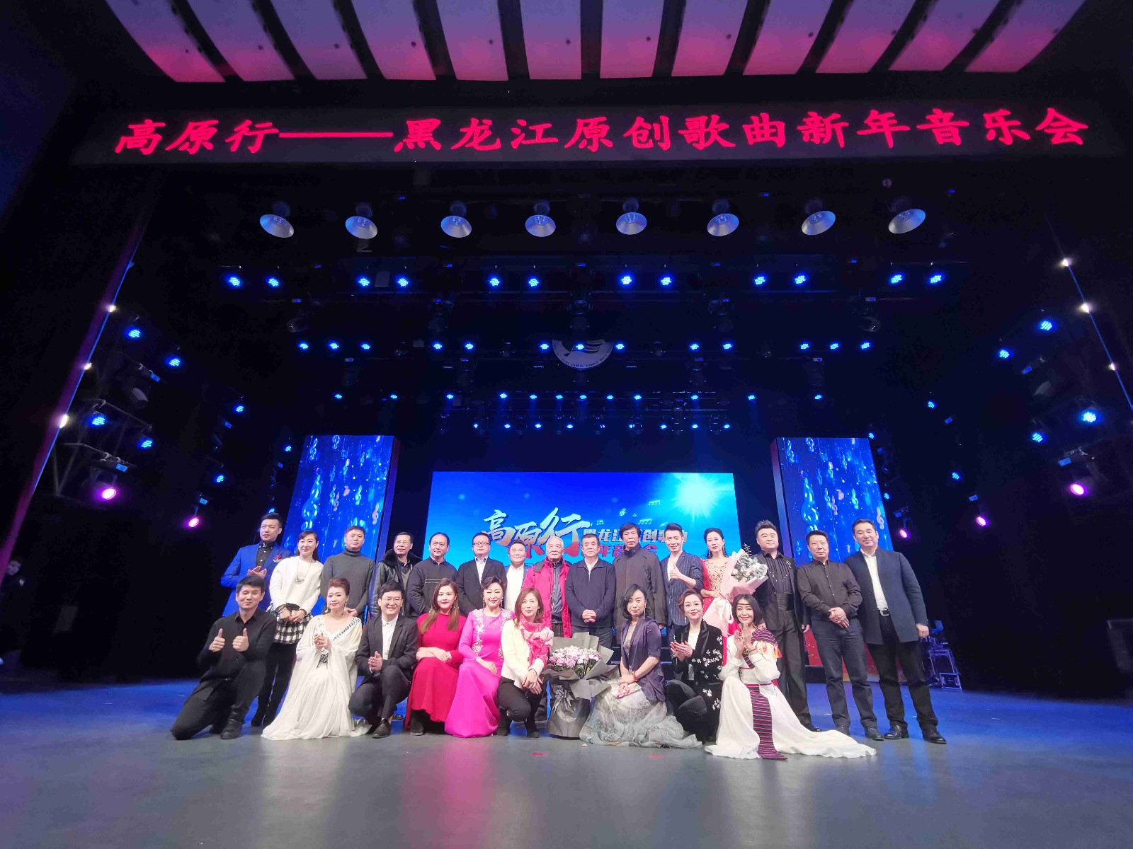 演员与领导合影.jpg