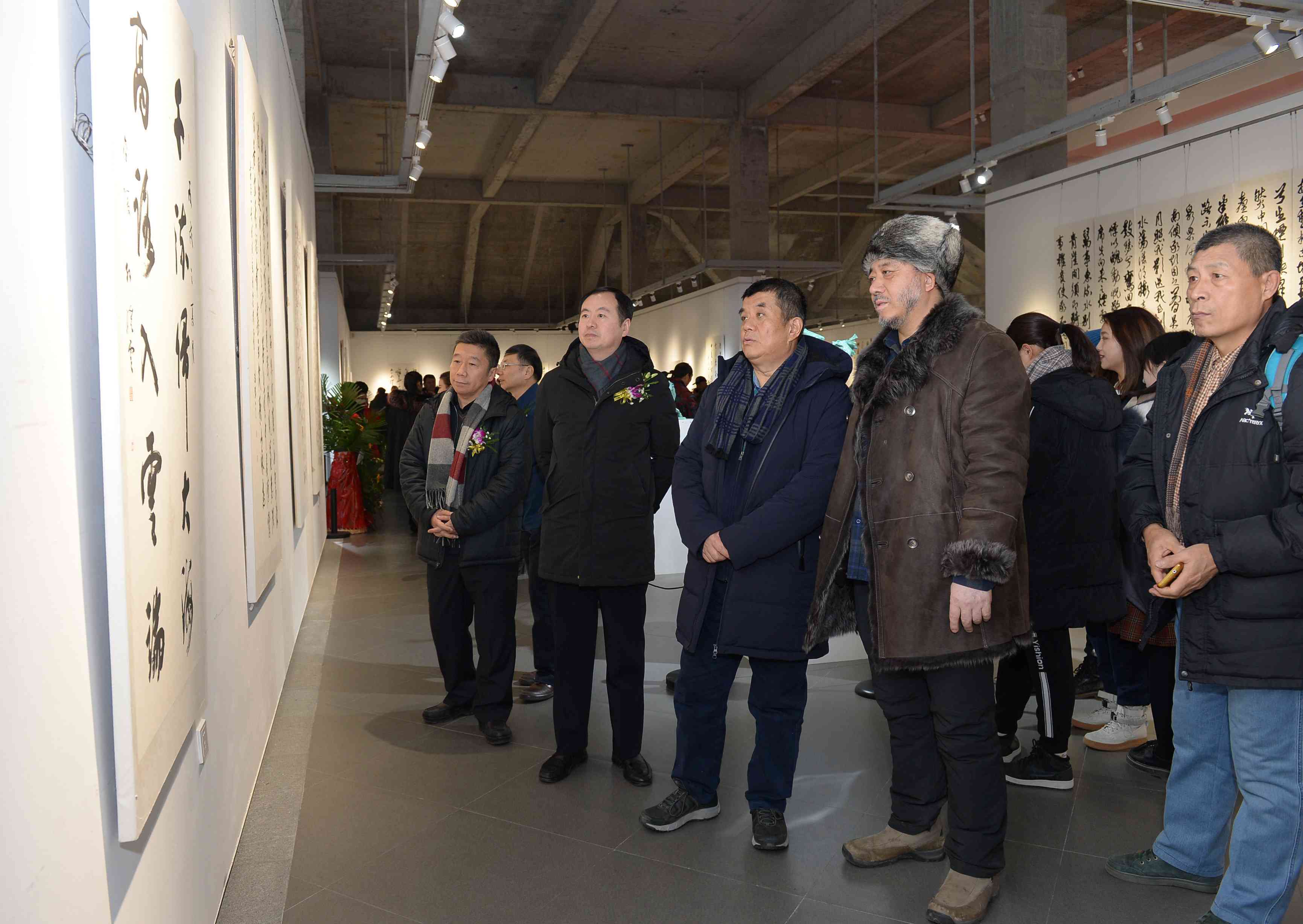 13嘉宾观看展览作品.jpg