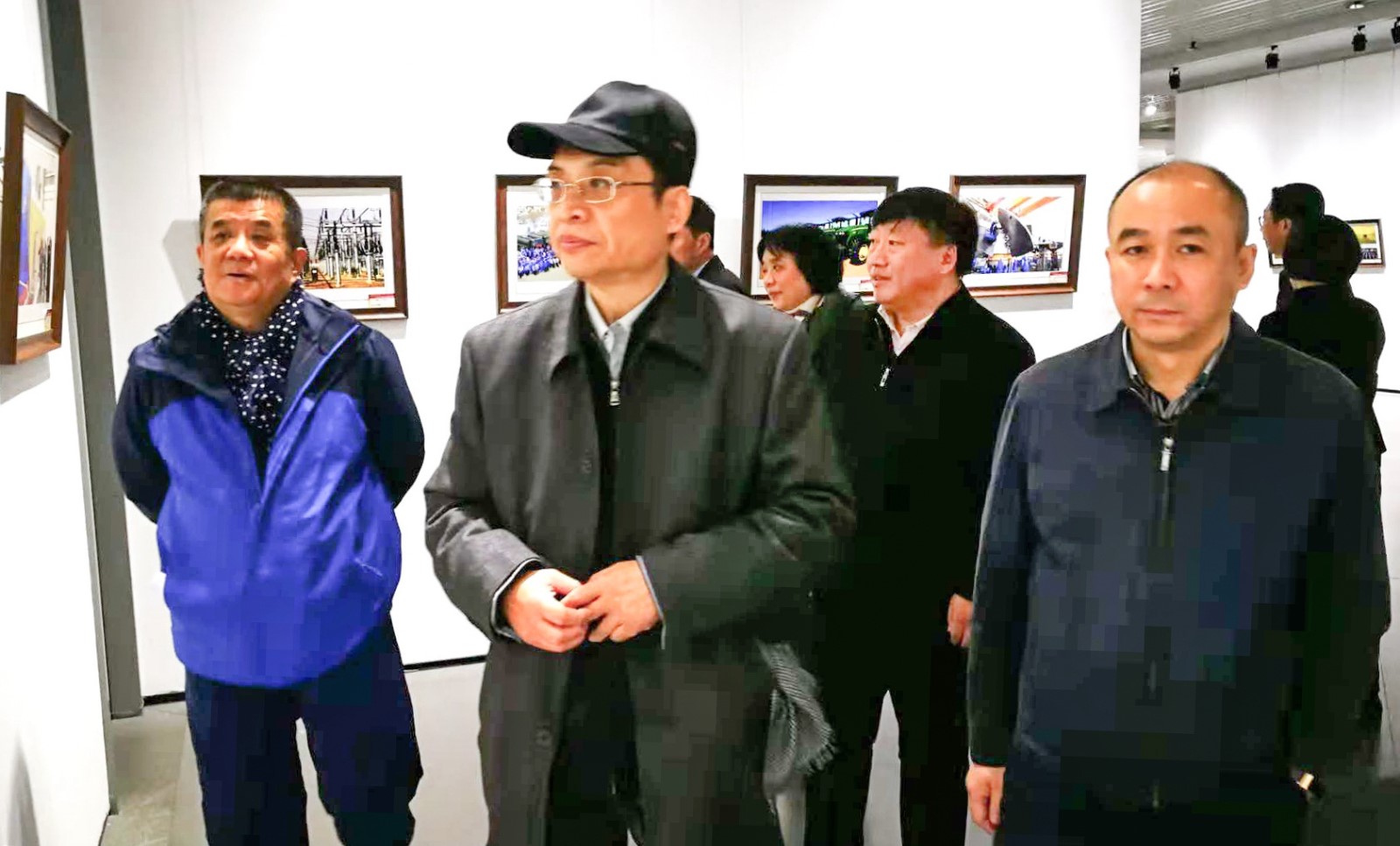 4、省委宣传部常务副部长杨殿军，省委办公厅副主任常城，省委宣传部副部长刘维宽，省文联主席傅道彬，省文联党组成员、副主席计世伟等领导参观了预展。省摄协副主席、秘书长卞永平陪同参观。.JPG