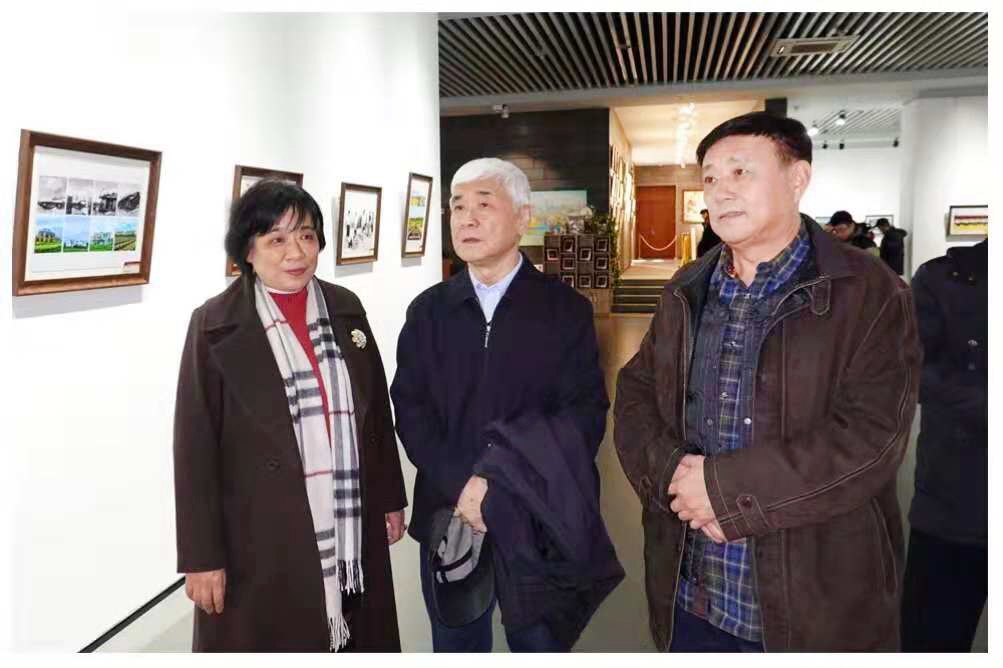 2、参观影展.JPG
