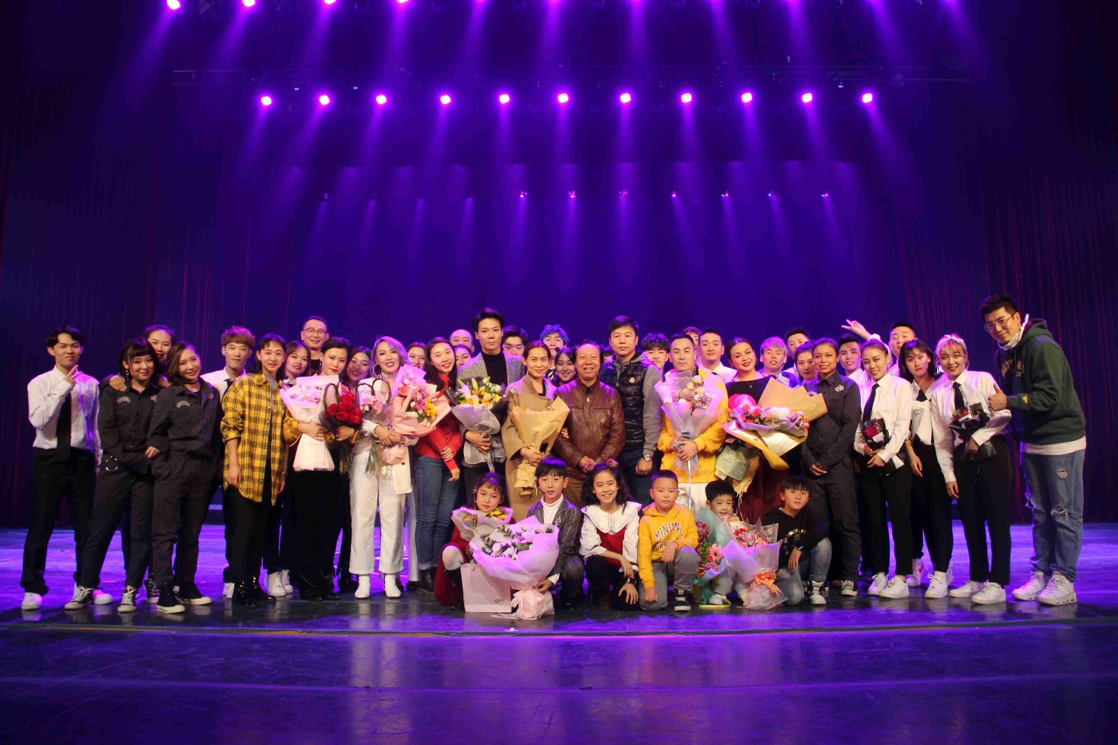 2、舞协专家与演员合影.jpg