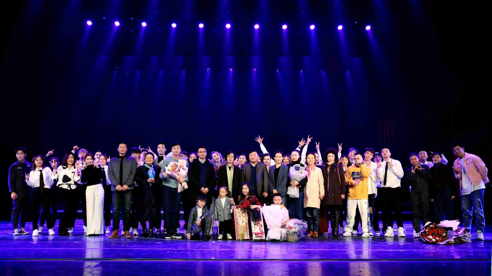 1、领导与全体演员合影.jpg