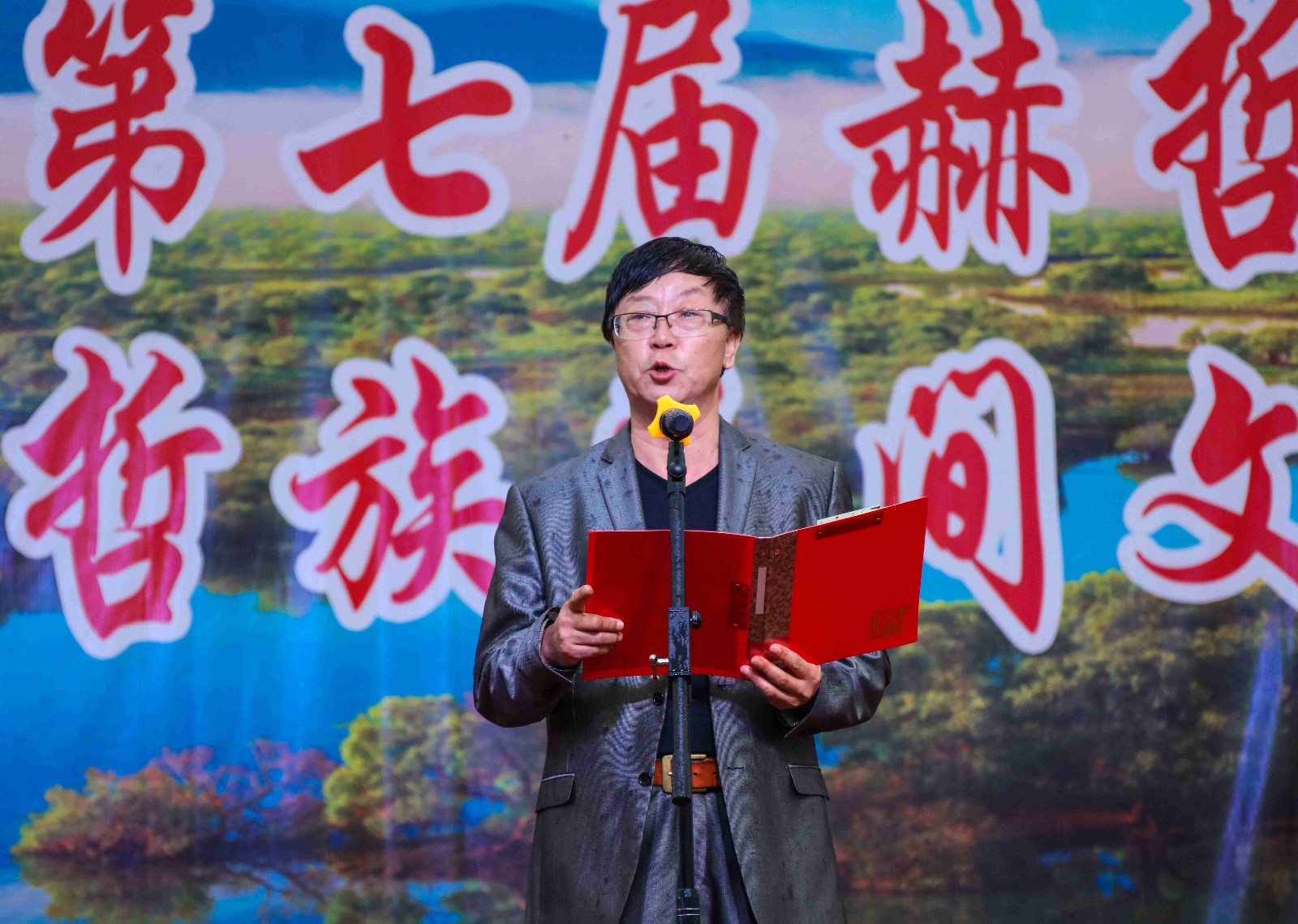 中国民协理论研究处主任、中国民间文学大系出版工程编纂出版工作委员会办公室主任王锦强宣读授牌决定.jpg