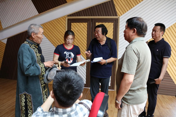 考察组专访赫哲族国家级非物质文化遗产代表性传承人付占祥.jpg