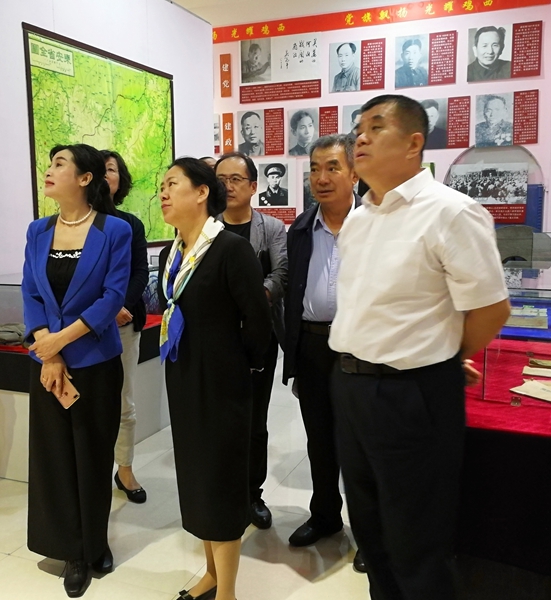 2.考察鸡西市民俗博物馆.jpg