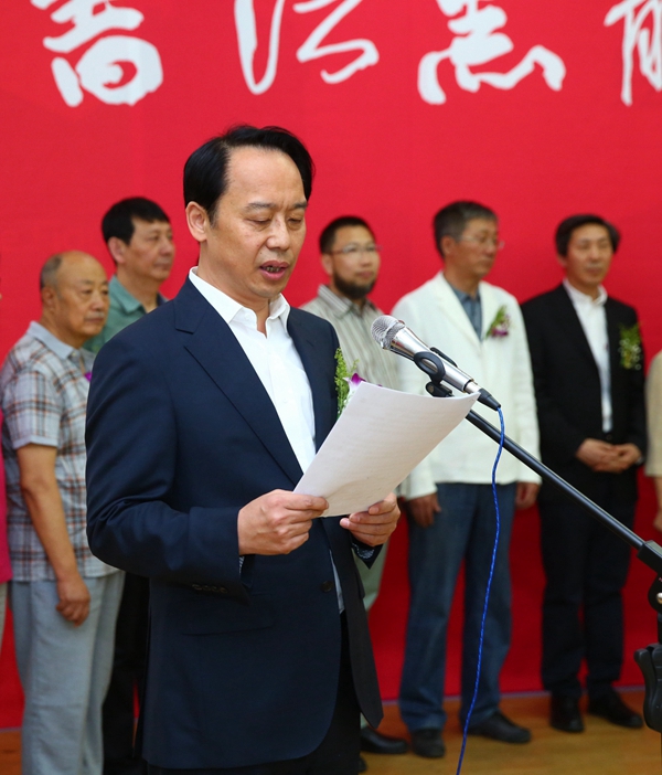 6陆标主持开幕式.jpg